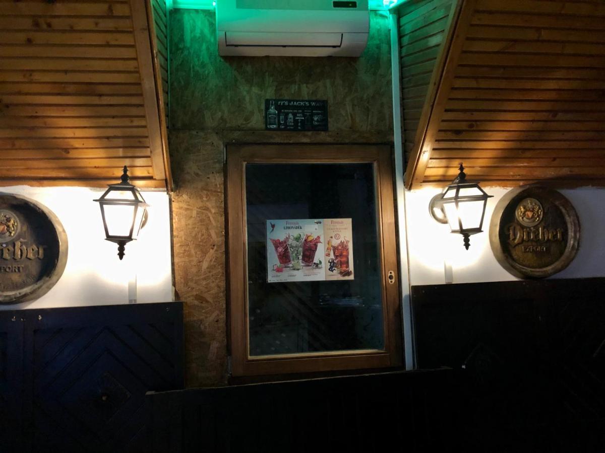 Whole Basemenet Former Pub4 Stag Do/Hen Party Будапеща Екстериор снимка