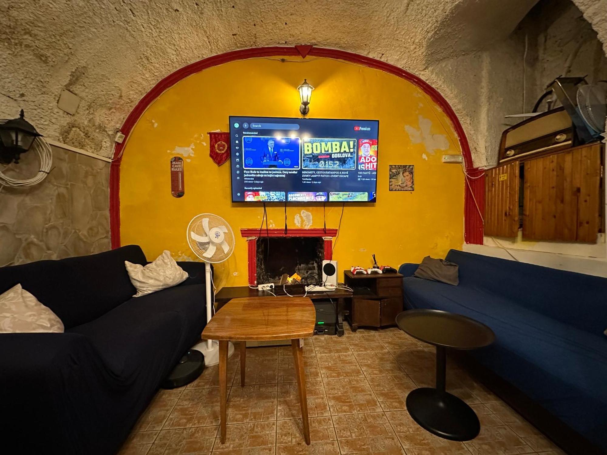 Whole Basemenet Former Pub4 Stag Do/Hen Party Будапеща Екстериор снимка